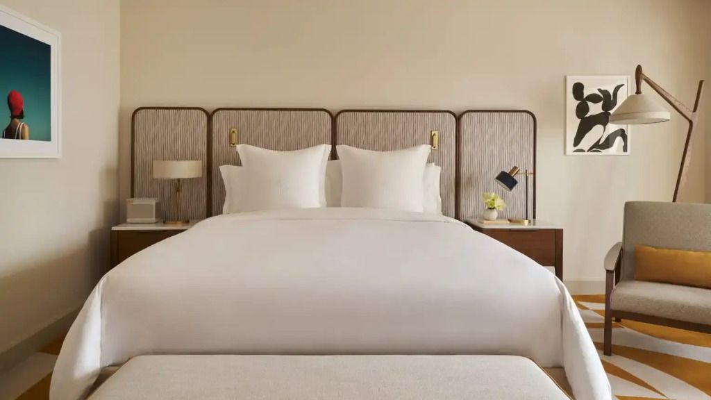 Doppelbett mit stilvoller Bettwäsche in neutralen Tönen