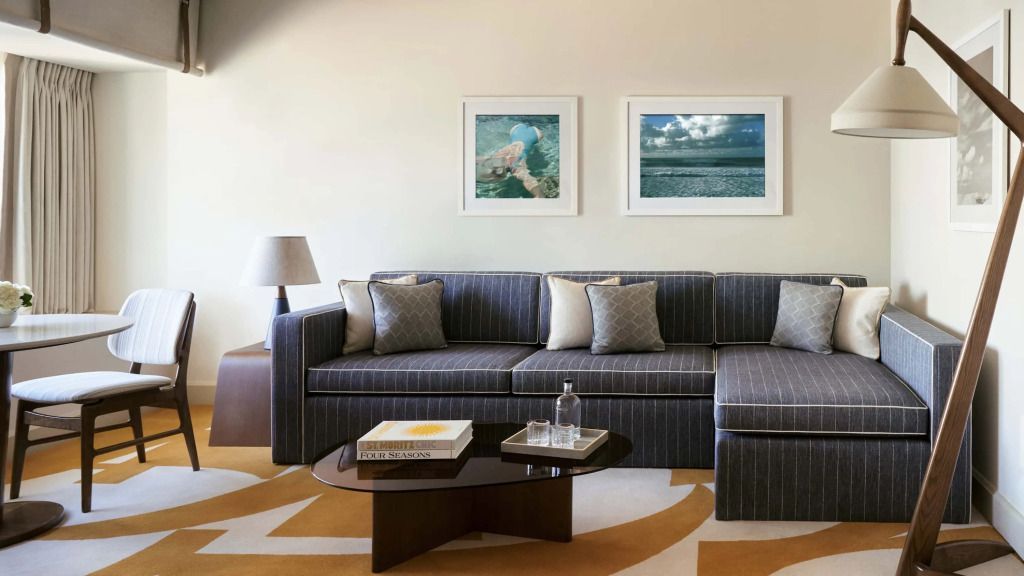 Gemütliche Sitzecke mit Kunstwerken und modernem Tisch im Hotelzimmer