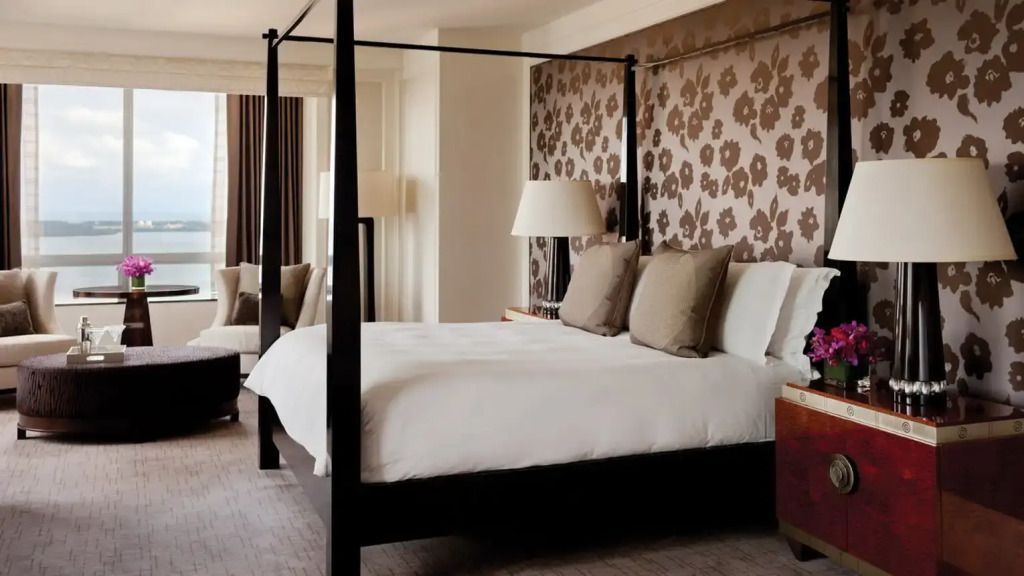 Luxuriöses Schlafzimmer mit Himmelbett und stilvollen Tapeten in der Präsidenten Suite