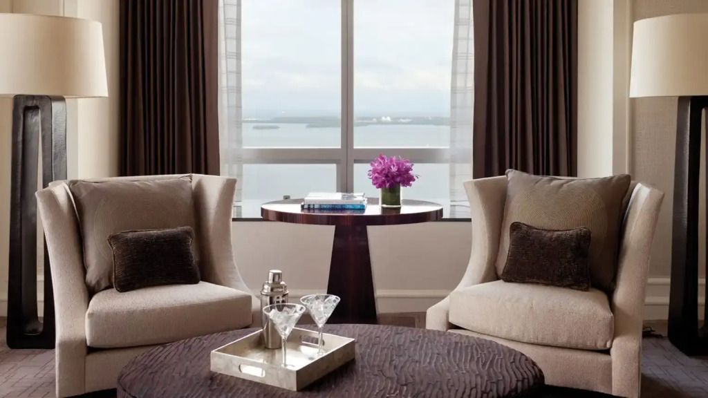 Sitzbereich mit Meerblick und elegantem Dekor in der Präsidenten Suite
