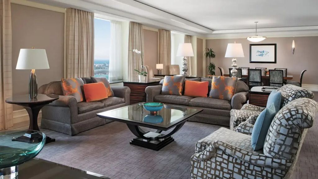 Großer Wohnbereich mit moderner Einrichtung und Panoramafenstern in der Präsidenten Suite