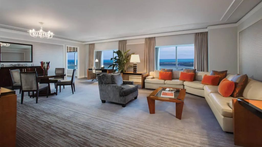 Geräumiges Wohnzimmer der Premier Doppel Suite mit moderner Ausstattung und Blick auf die Bucht