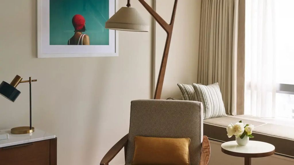 Gemütlicher Sitzbereich mit stilvoller Lampe und Kunst an der Wand