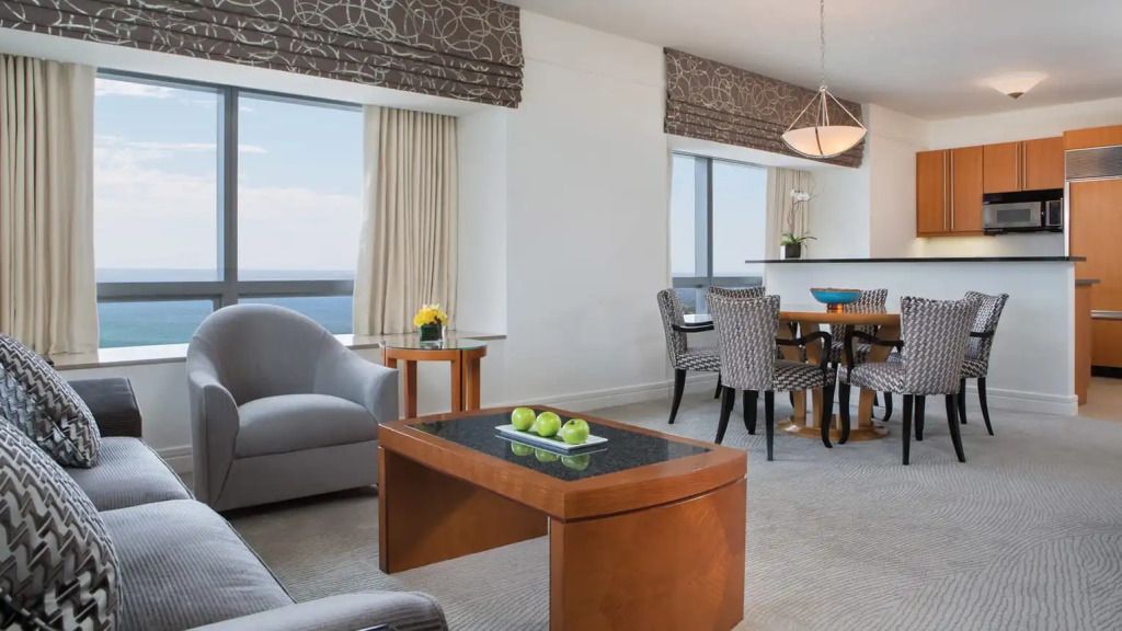 Geräumiges Wohnzimmer mit modernem Design und Essbereich mit Aussicht