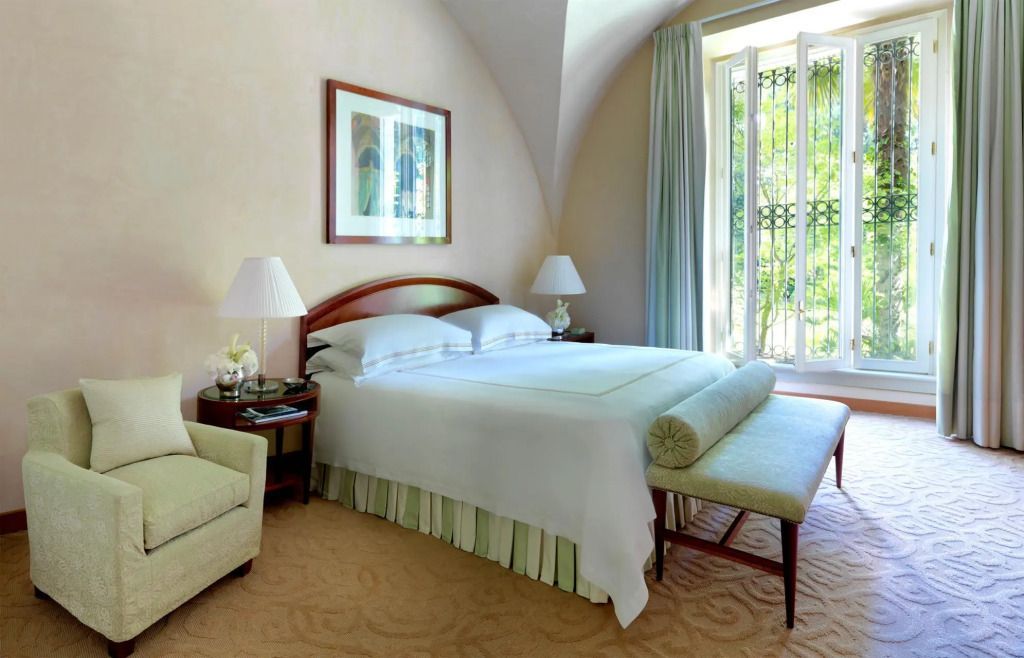 Helles Schlafzimmer mit Doppelbett und gewölbter Decke im Four Seasons Hotel Milano