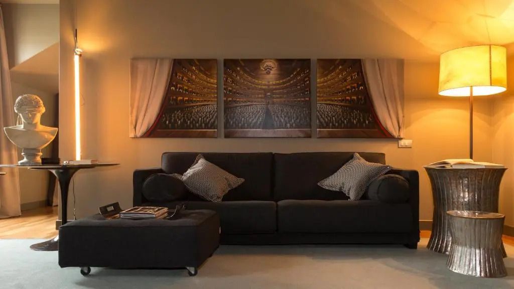 Gemütlicher Wohnbereich mit eleganten Sofas und stilvoller Kunst