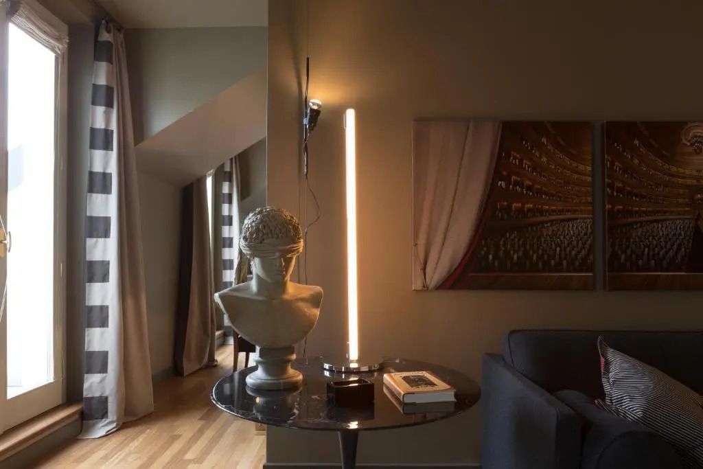 Moderne Einrichtung mit stilvollem Licht und dekorativer Büste