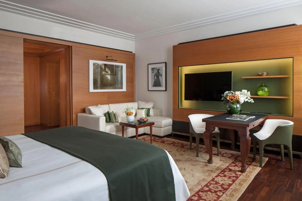 Elegantes Wohnzimmer mit Sofa und großem Fernseher in der Junior-Suite des Four Seasons Hotel Milano.