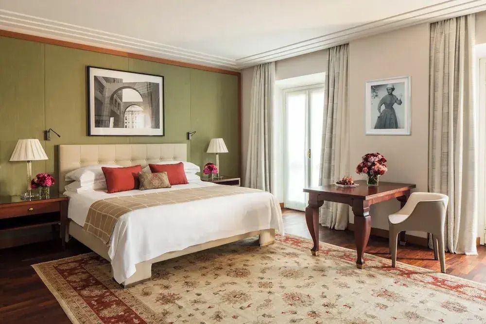 Luxuriöses Schlafzimmer mit großem Doppelbett und eleganten Möbeln in der Junior-Suite des Four Seasons Hotel Milano.