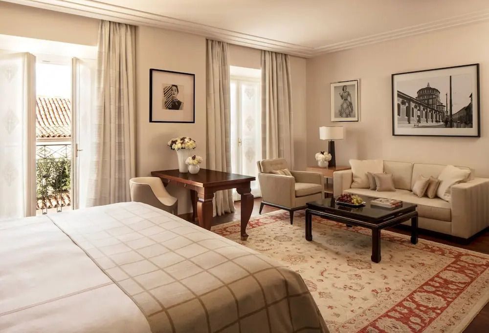 Gemütliches Zimmer mit Bett und Sitzecke in der Junior-Suite des Four Seasons Hotel Milano.