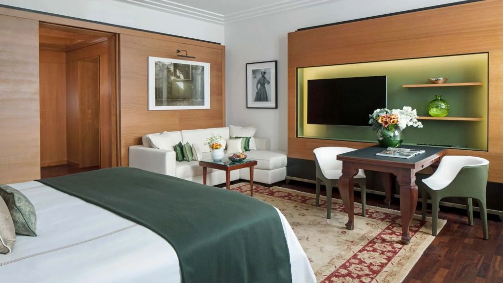 Elegante Suite mit Sitzbereich und stilvoller Dekoration im Four Seasons Hotel Milano
