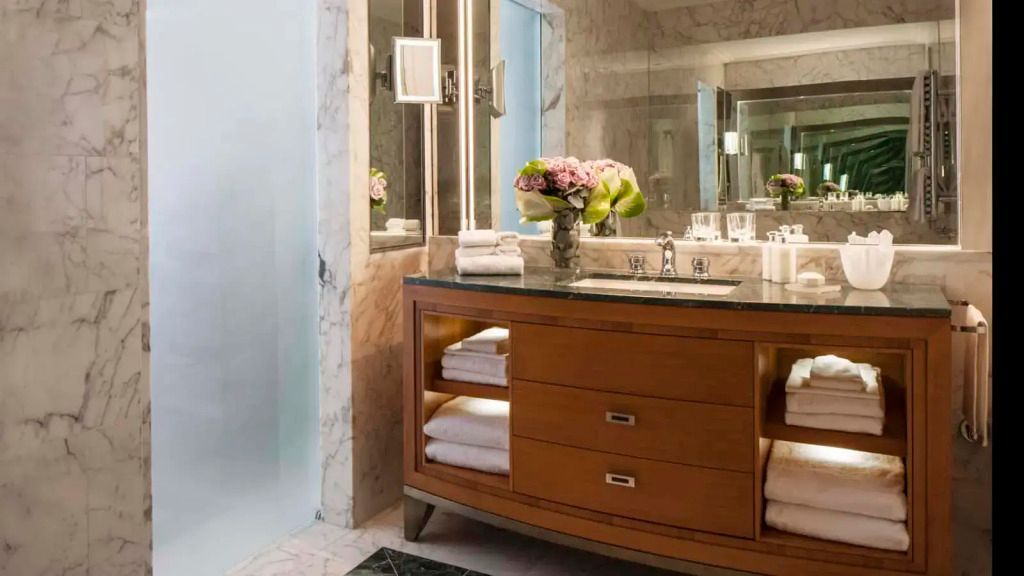 Luxuriöses Badezimmer mit Marmordetails und gepflegter Ausstattung im Four Seasons Hotel Milano