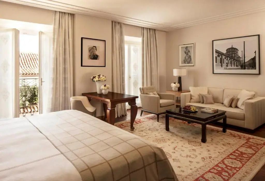Lichtdurchflutete Executive Suite im Four Seasons Hotel Milano mit Sitzbereich