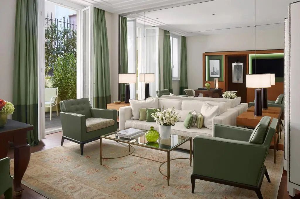 Geräumiges Wohnzimmer der Executive Suite mit Zugang zur Terrasse