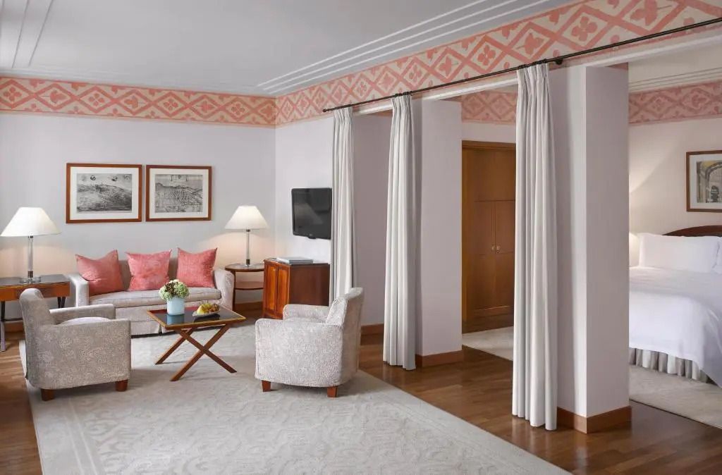 Eleganter Wohnbereich mit Vorhängen in der Executive Suite
