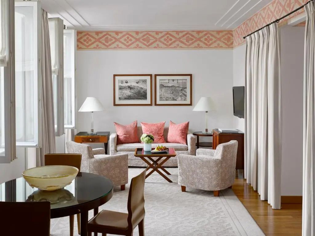 Komfortabler Wohnbereich in der Executive Suite mit klassischem Design