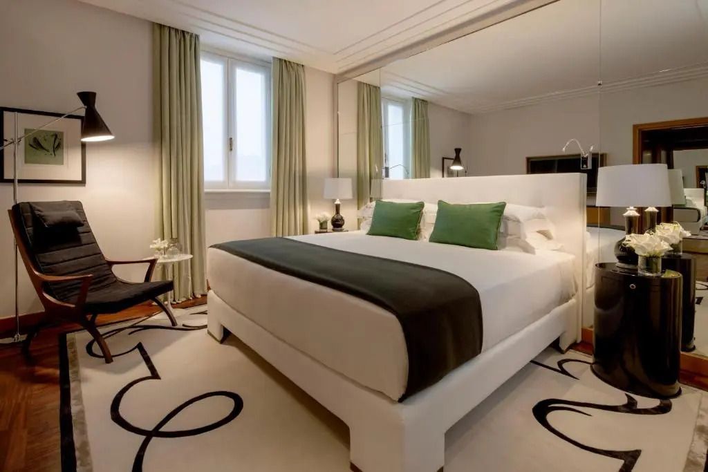Geräumiges Schlafzimmer mit großem Doppelbett und grünen Akzenten