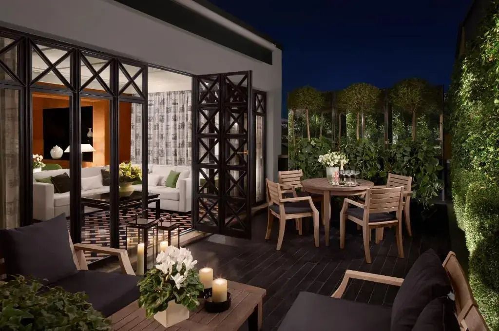 Terrasse bei Nacht mit gemütlichem Sitzbereich und Pflanzen