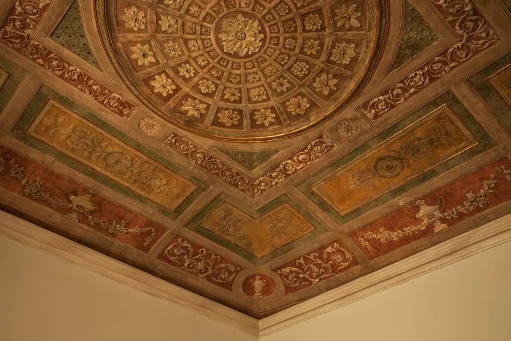 Detail der kunstvoll verzierten Stuckdecke