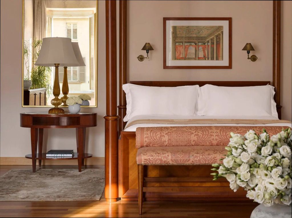 Luxuriöses Schlafzimmer mit Holzdetails und eleganten Möbeln in der Renaissance Doppel Suite.
