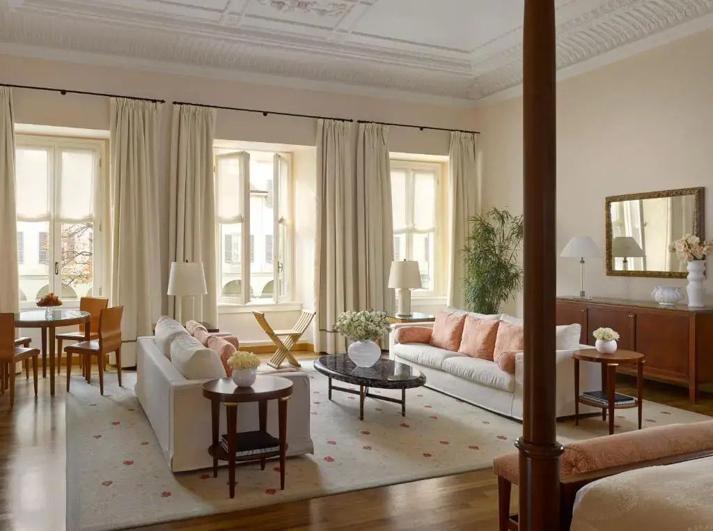 Geräumiges Wohnzimmer mit klassischem Design und hohen Decken in der Renaissance Doppel Suite.