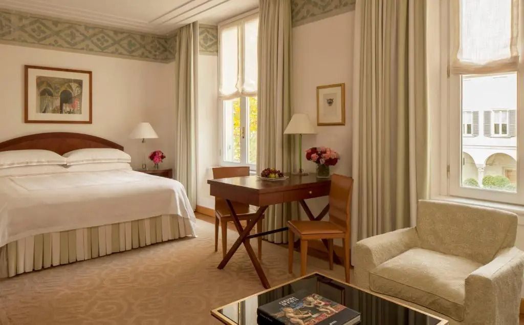 Elegantes Superior Doppelzimmer mit komfortablem Doppelbett und Schreibtisch