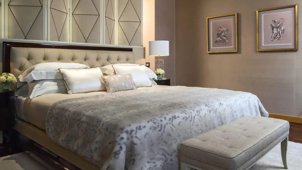 Elegantes Schlafzimmer mit luxuriösem Doppelbett und sanfter Beleuchtung