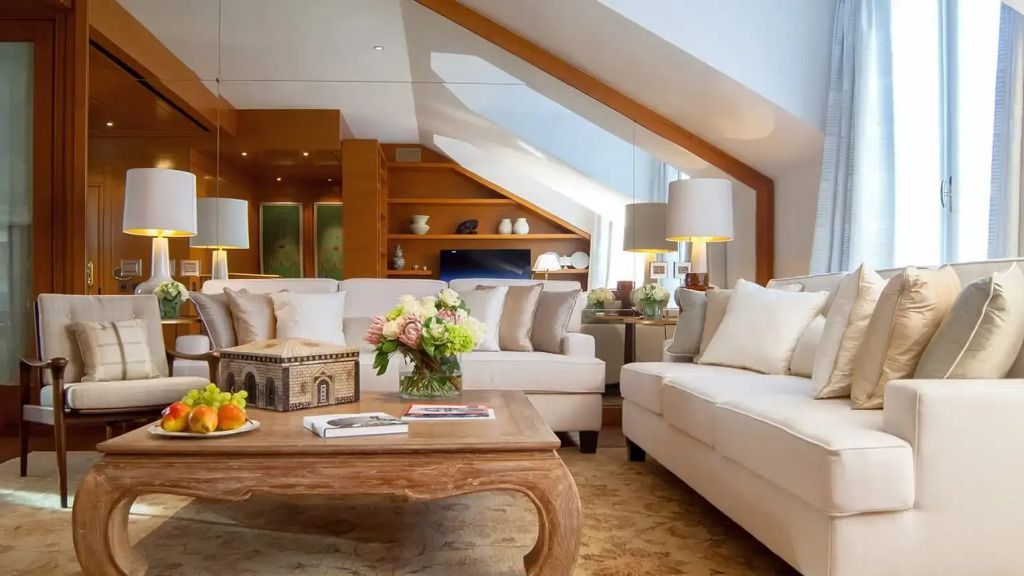Geräumiges Wohnzimmer mit gemütlichen Sofas und stilvollem Kaffeetisch
