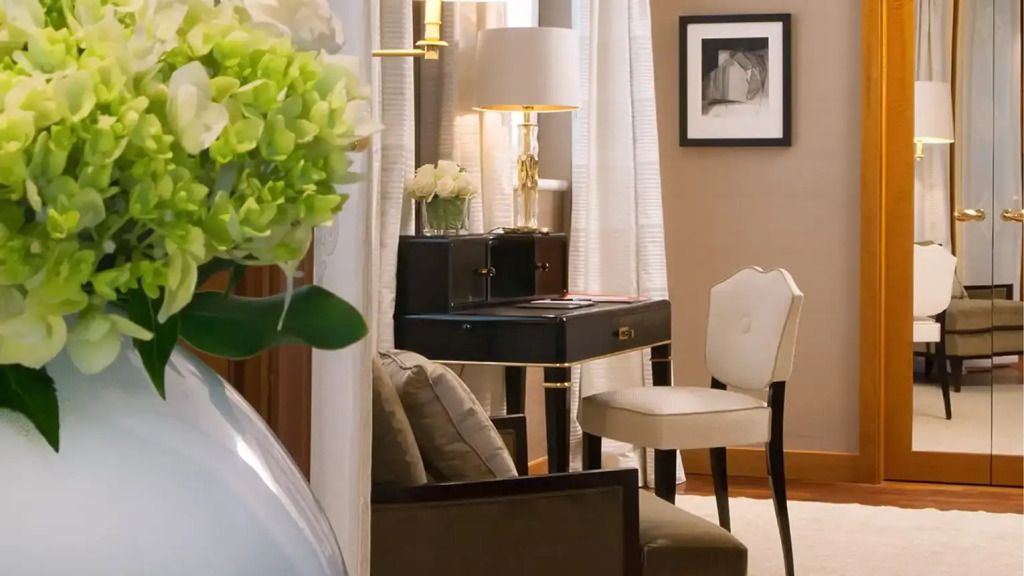 Elegante Arbeitsecke mit Schreibtisch und stilvoller Dekoration