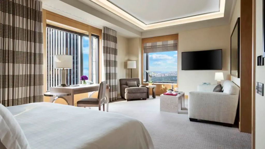 Geräumiges Zimmer mit Blick auf die Stadt, Schreibtisch und gemütlicher Sitzecke