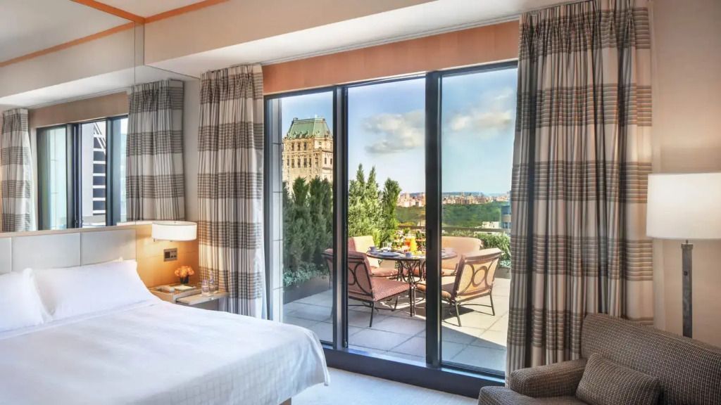Luxuriöse Suite mit Terrasse und Blick auf New Yorks Skyline