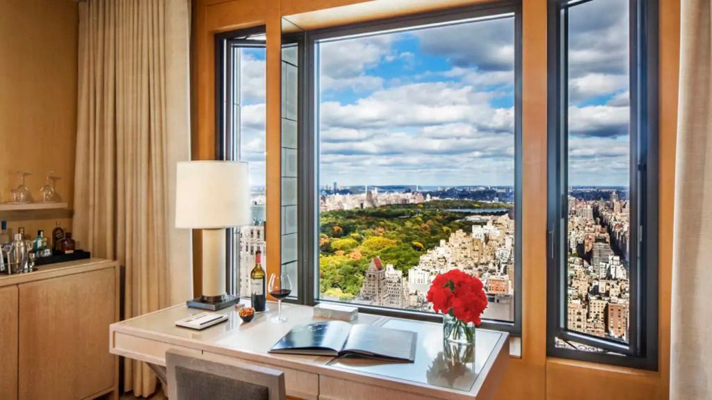 Fensterplatz in einer Suite mit Blick auf Central Park und Skyline