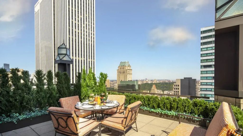 Terrasse mit modernen Möbeln und spektakulärer Aussicht in New York
