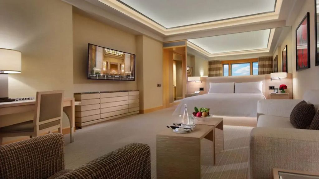 Geräumige Junior-Suite mit komfortablem Doppelbett und großem Fernseher.