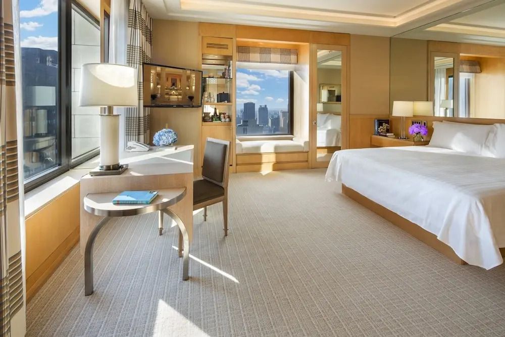 Modernes Zimmer mit Doppelbett und Panoramafenster