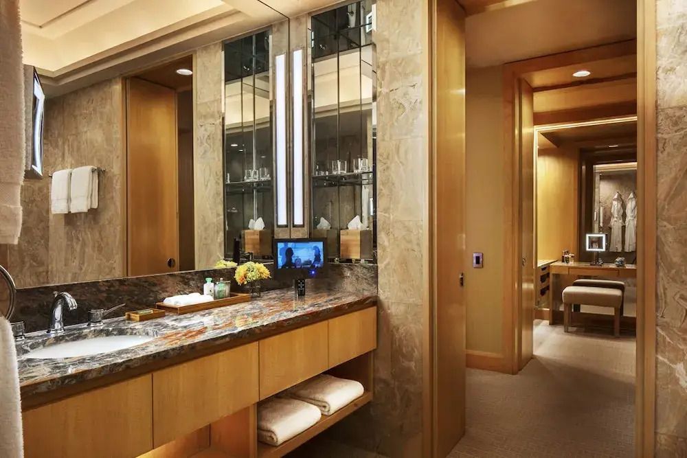 Luxuriöses Badezimmer mit Marmor und großer Spiegel