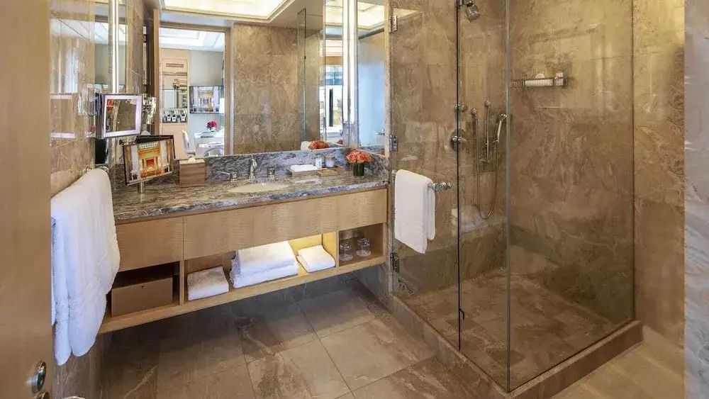 Modernes Badezimmer mit Dusche und großem Spiegel