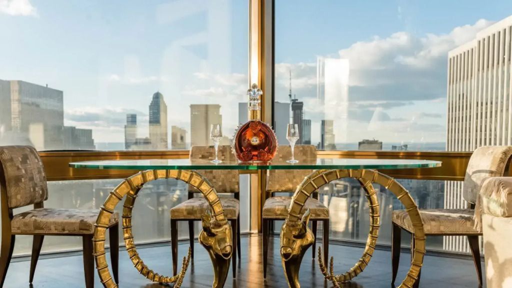 Gläserne Tischdekoration mit New Yorker Skyline im Hintergrund