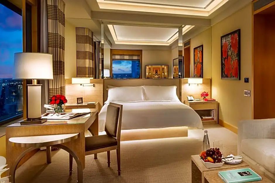 Elegante Suite mit gemütlichem Doppelbett und moderner Einrichtung.