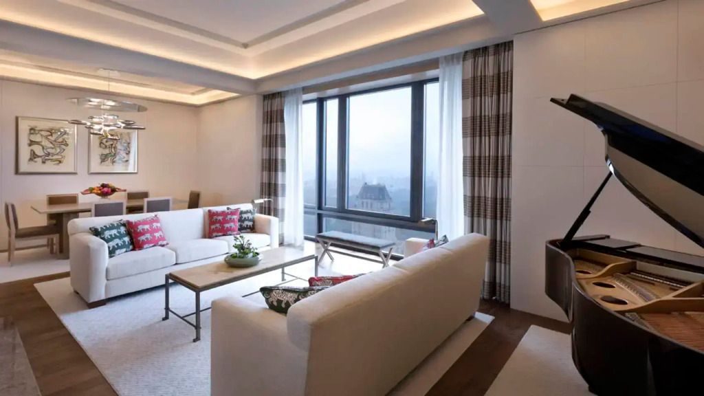 Elegantes Wohnzimmer mit Panoramablick und moderner Einrichtung in der Junior-Suite