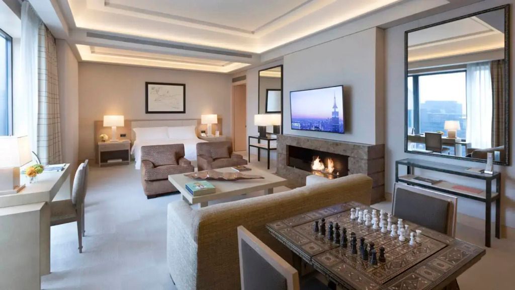 Luxuriöser Wohnbereich mit Kamin und Schachbrett in der Junior-Suite