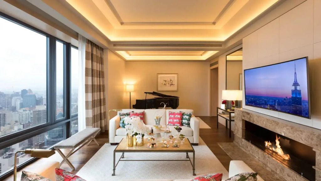 Helles Wohnzimmer mit Flügel und eleganter Dekoration in der Junior-Suite