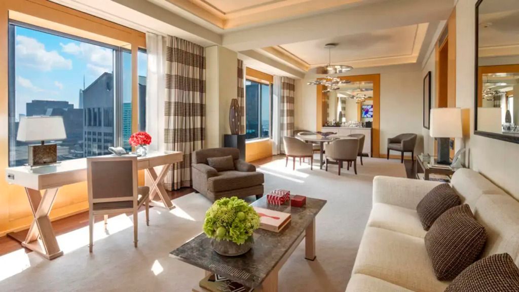 Elegantes Wohnzimmer mit Sitzecke und großem Fenster in der Manhattan Suite