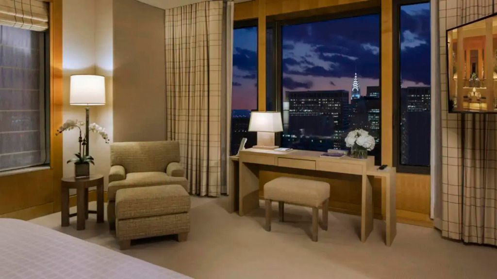 Schreibtischecke mit Stadtblick und Beleuchtung in der Suite