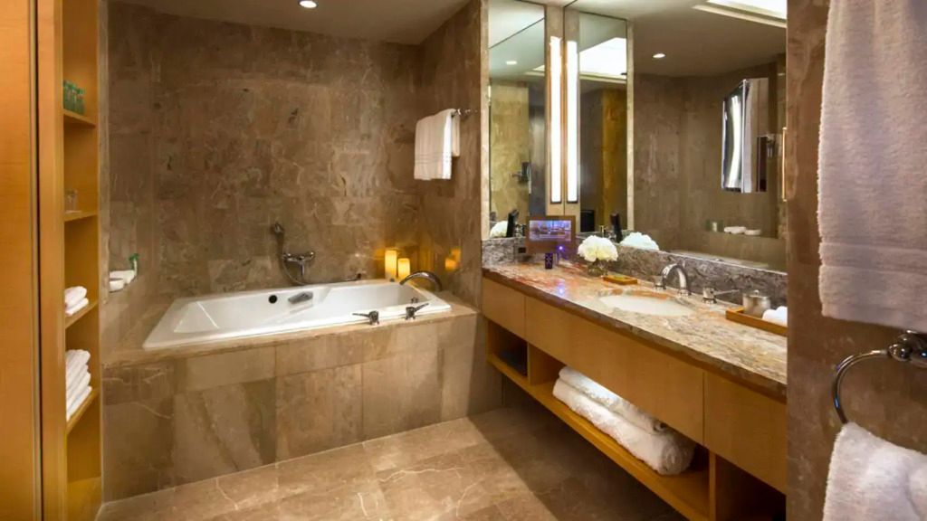 Marmorbad mit Whirlpool und Doppelwaschbecken im luxuriösen Stil