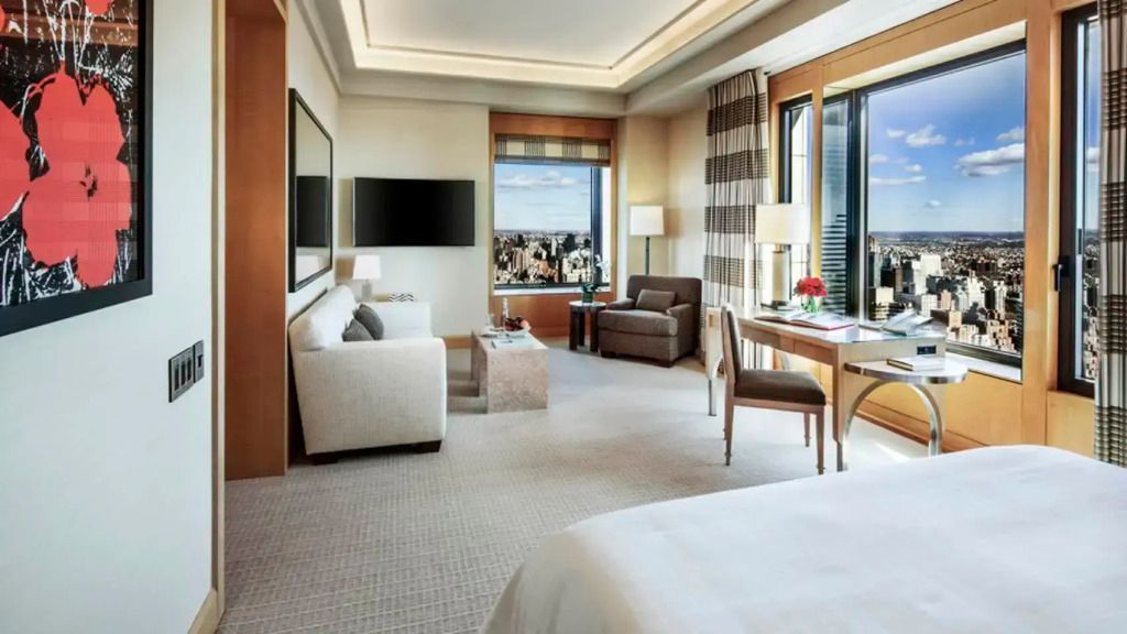 Luxuriöses Wohnzimmer der Park Avenue Doppel Junior-Suite mit Blick auf die Stadt