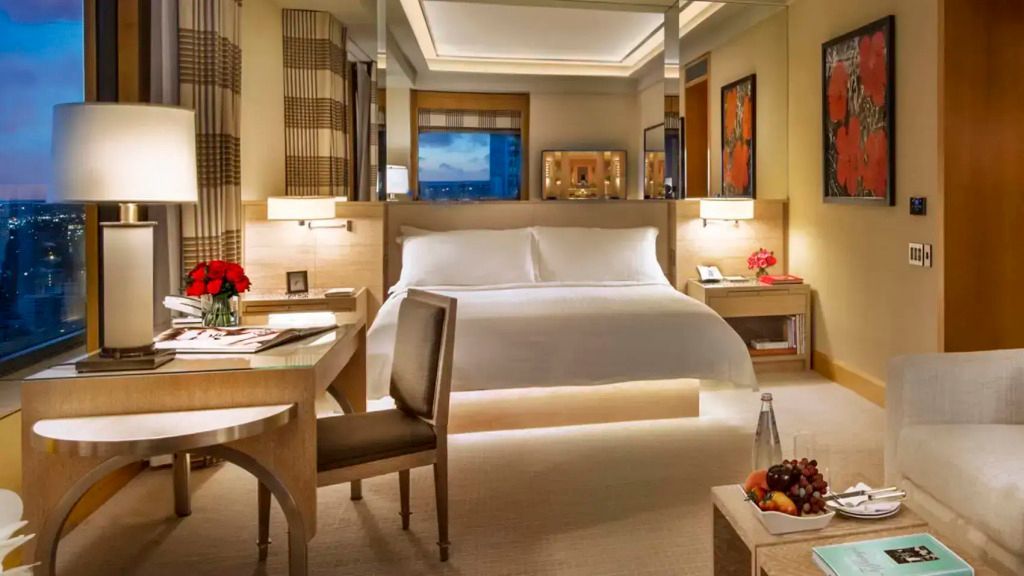 Komfortables Schlafzimmer in der Junior-Suite mit großem Bett und sanfter Beleuchtung