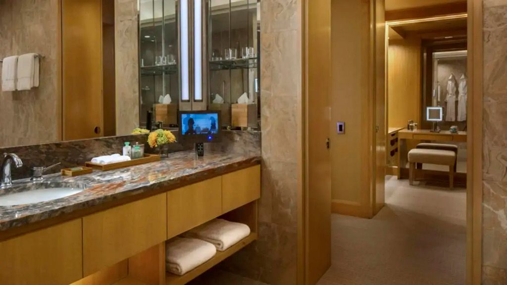 Modernes Badezimmer mit stilvollem Waschbecken und hochwertigen Armaturen