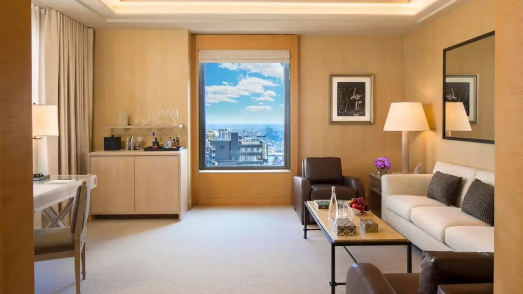 Eleganter Wohnbereich mit großer Fensterfront und Ausblick auf New Yorks Hochhäuser