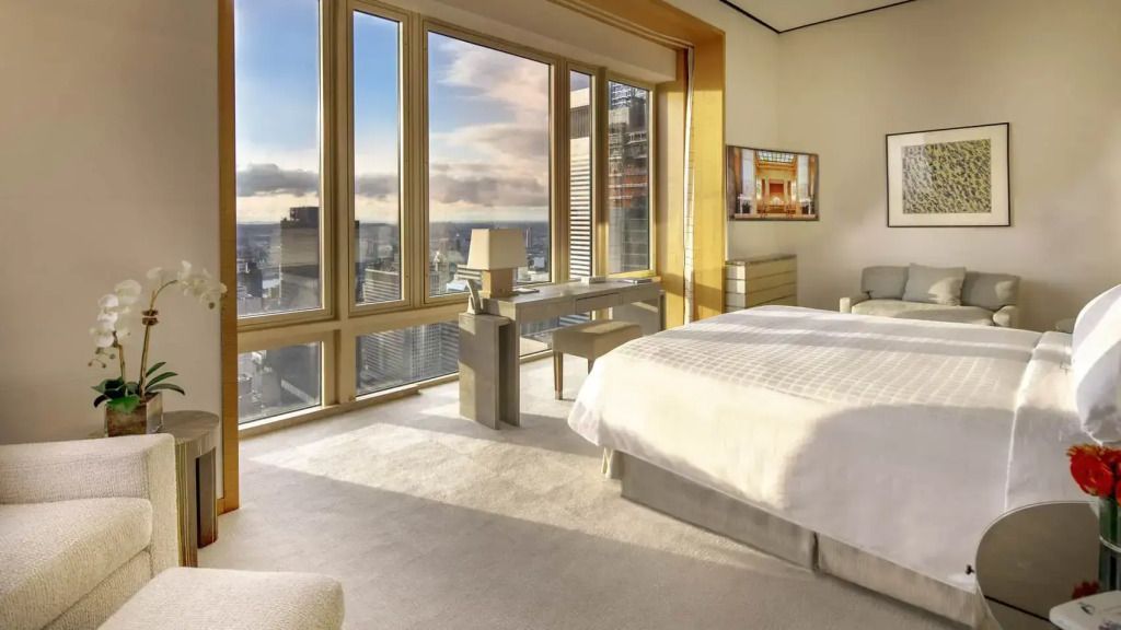 Luxuriöses Schlafzimmer in der Präsidenten Suite mit großem Fenster und Stadtblick